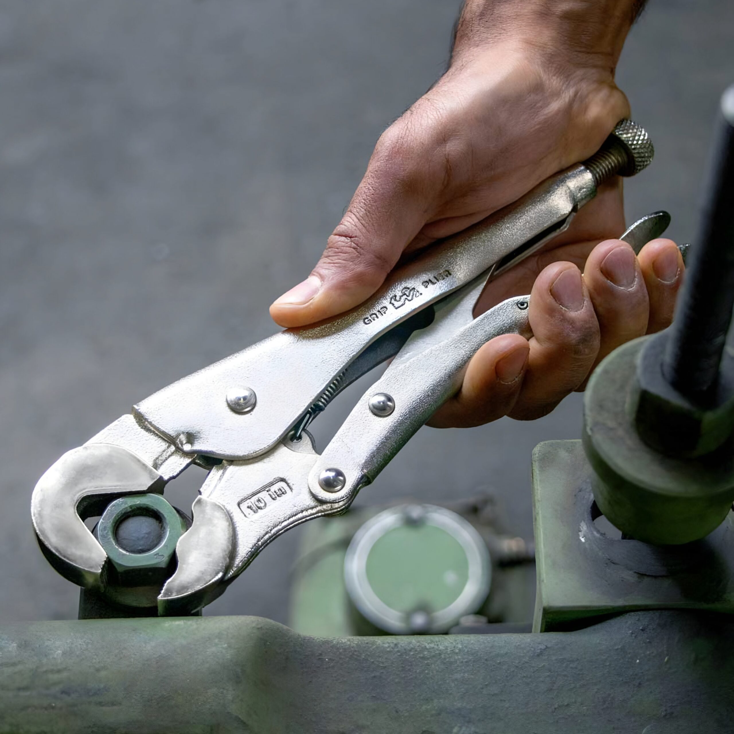 خرید انبر قفلی مهرهگیر ایران پتک HK1010 | تخفیف ویژه برای تعمیرات صنعتی انبر قفلی مهرهگیر ایران پتک مدل HK1010 - فکهای آجدار برای بازکردن مهرههای سخت با تخفیف ویژه