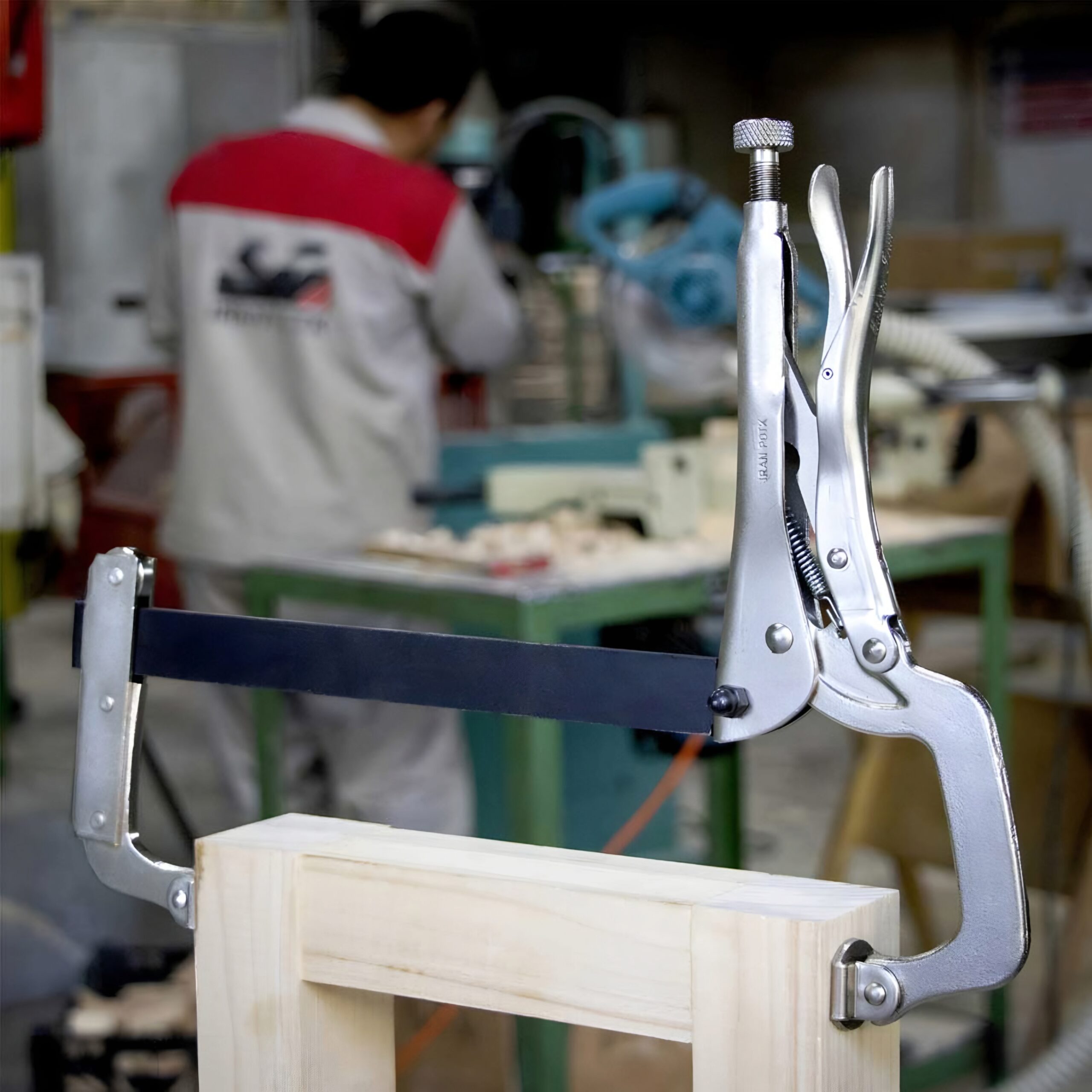 خرید انبر قفلی تسمه دار ایران پتک HM1010 | تخفیف ویژه برای کارهای نجاری و صنعتی انبر قفلی تسمه دار ایران پتک مدل HM1010 - گیره محکم برای قطعات بزرگ با ظرفیت 25 سانتیمتر و تخفیف ویژه